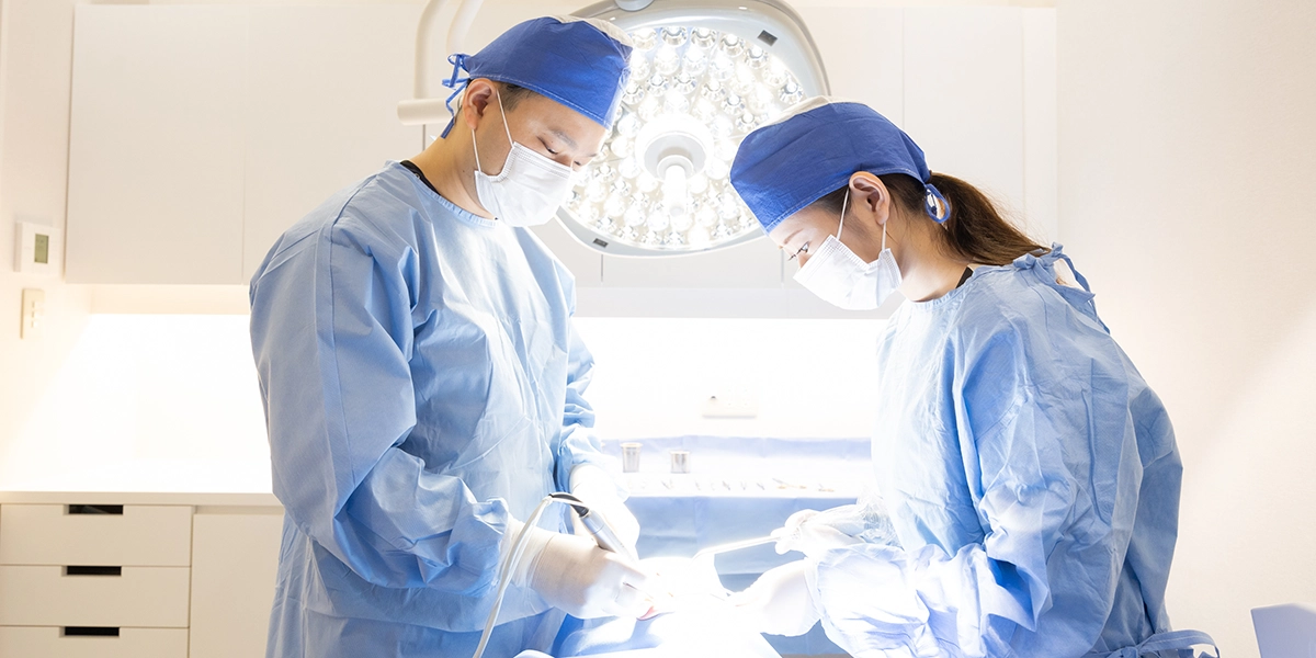 手術とその日の仮歯装着